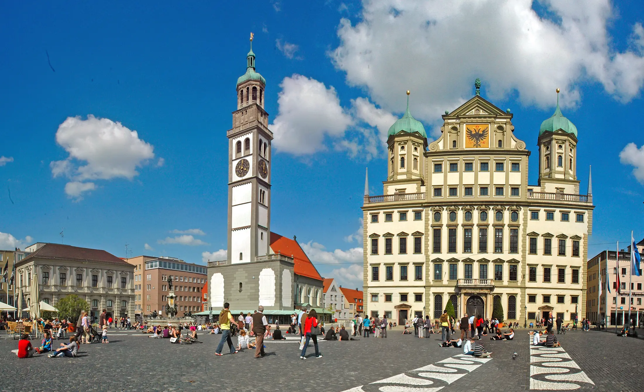 Augsburger Rathaus und Perlachturm am Rathausplatz bei Sonne und blauem Himmel