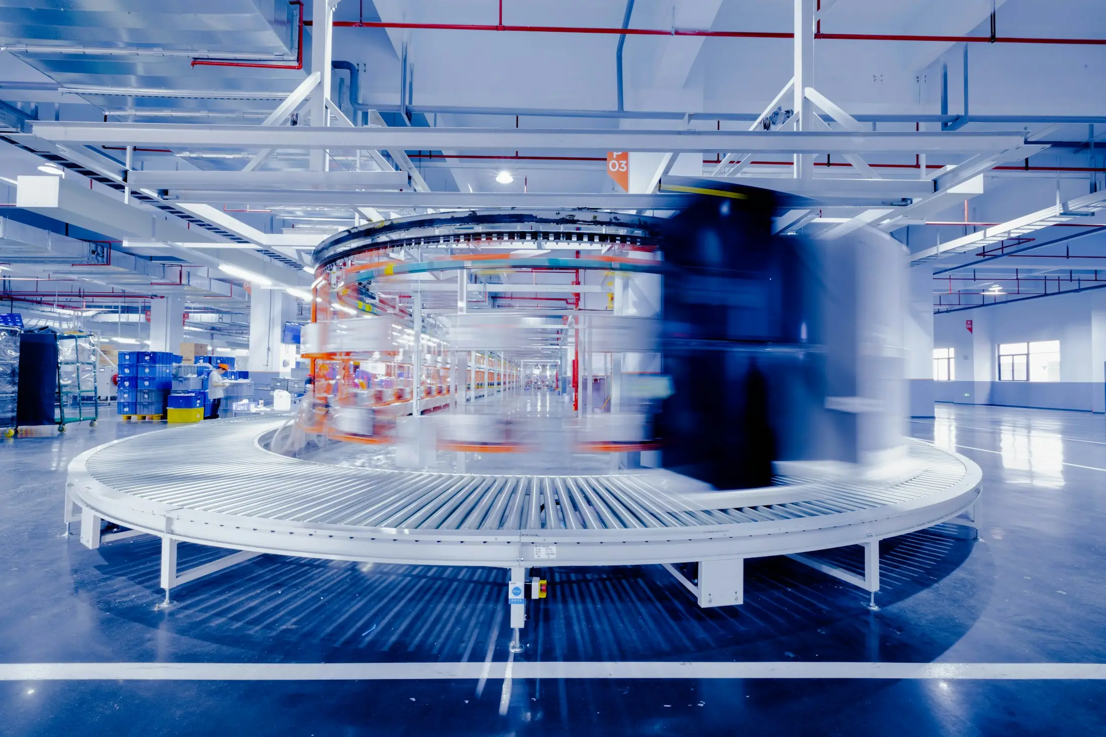 Paketsortieranlage in Bewegung in einem Logistikzentrum