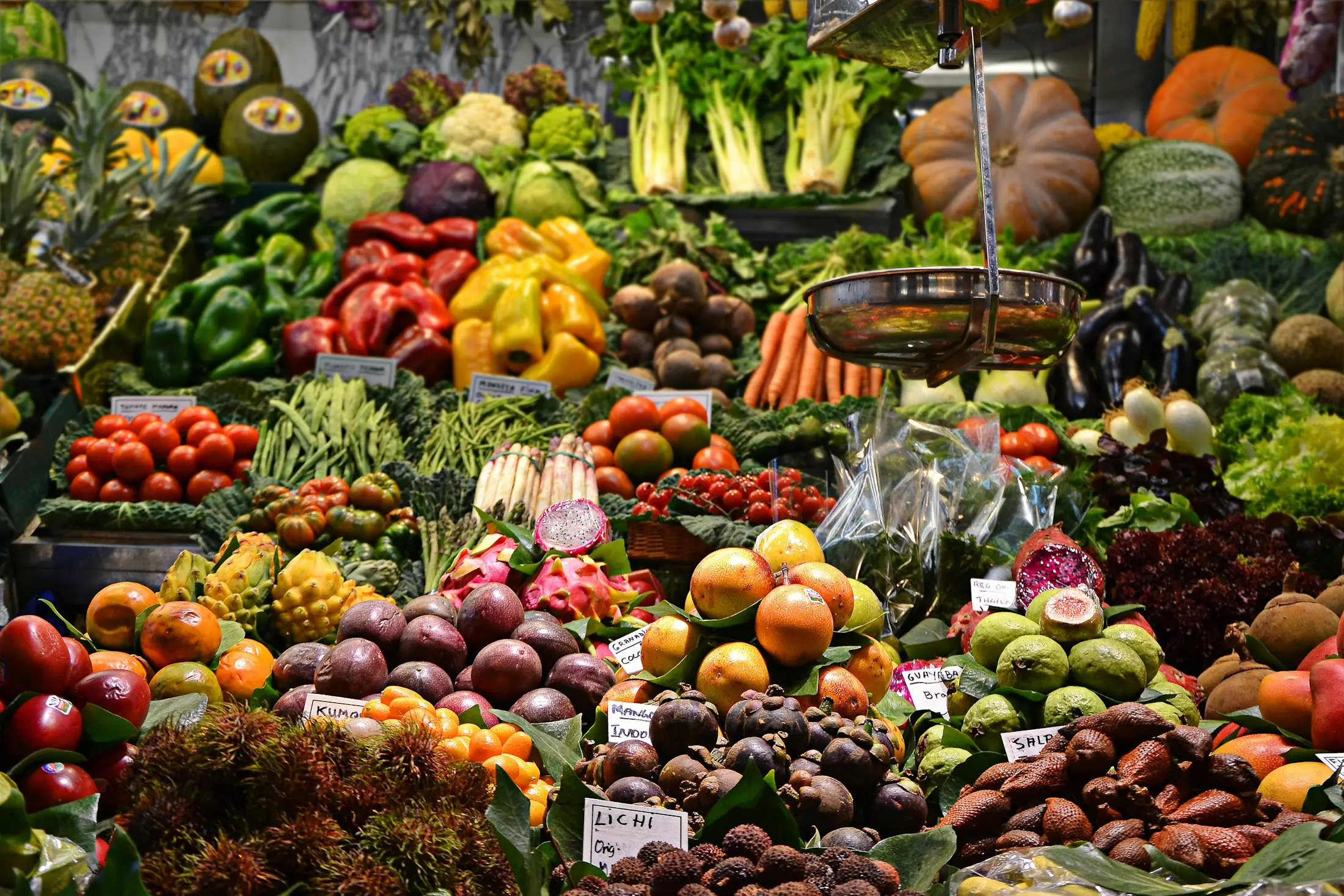Bunter Wochenmarkt mit Gemüse und Obst
