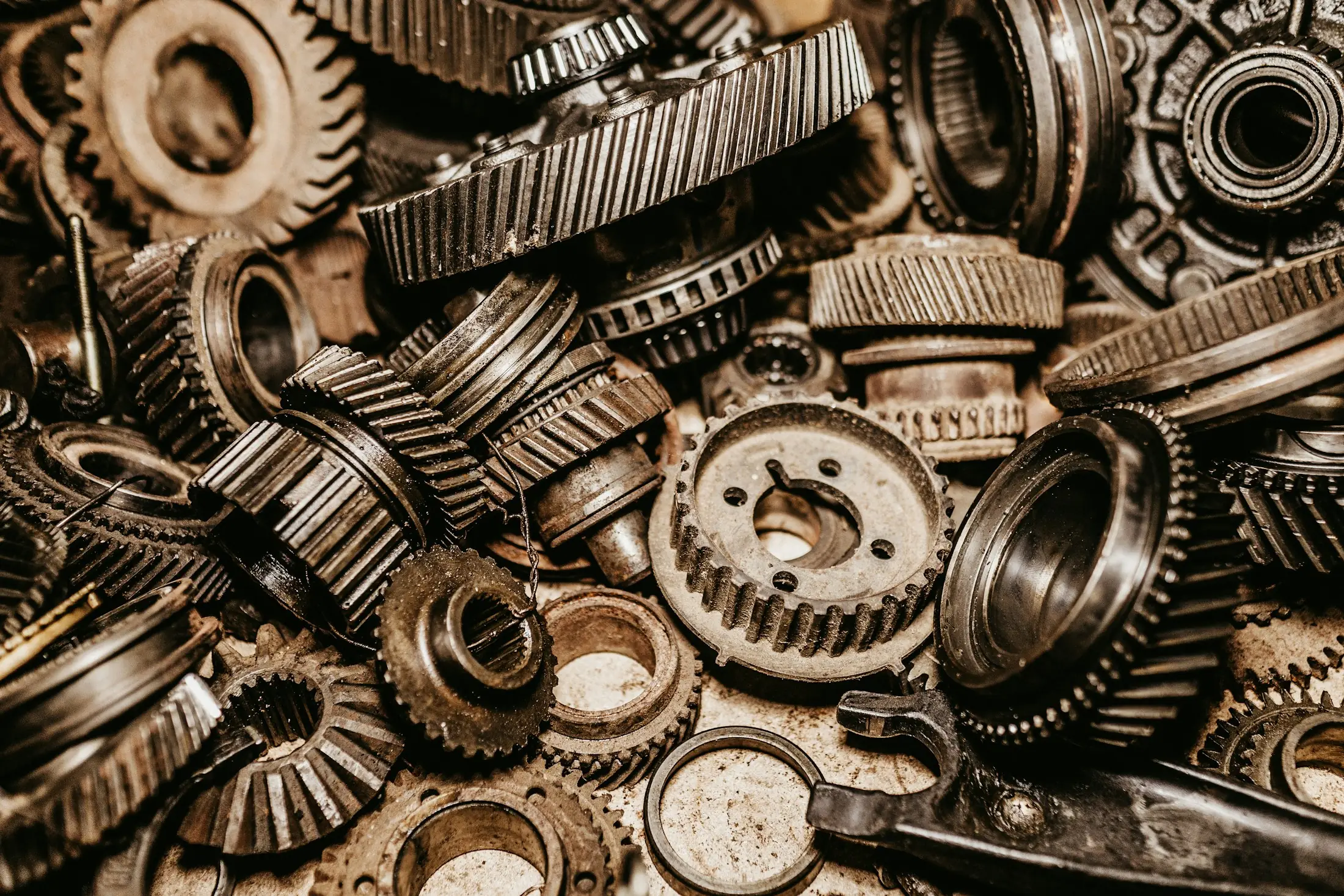 Viele Zahnräder und Metallteile übereinander