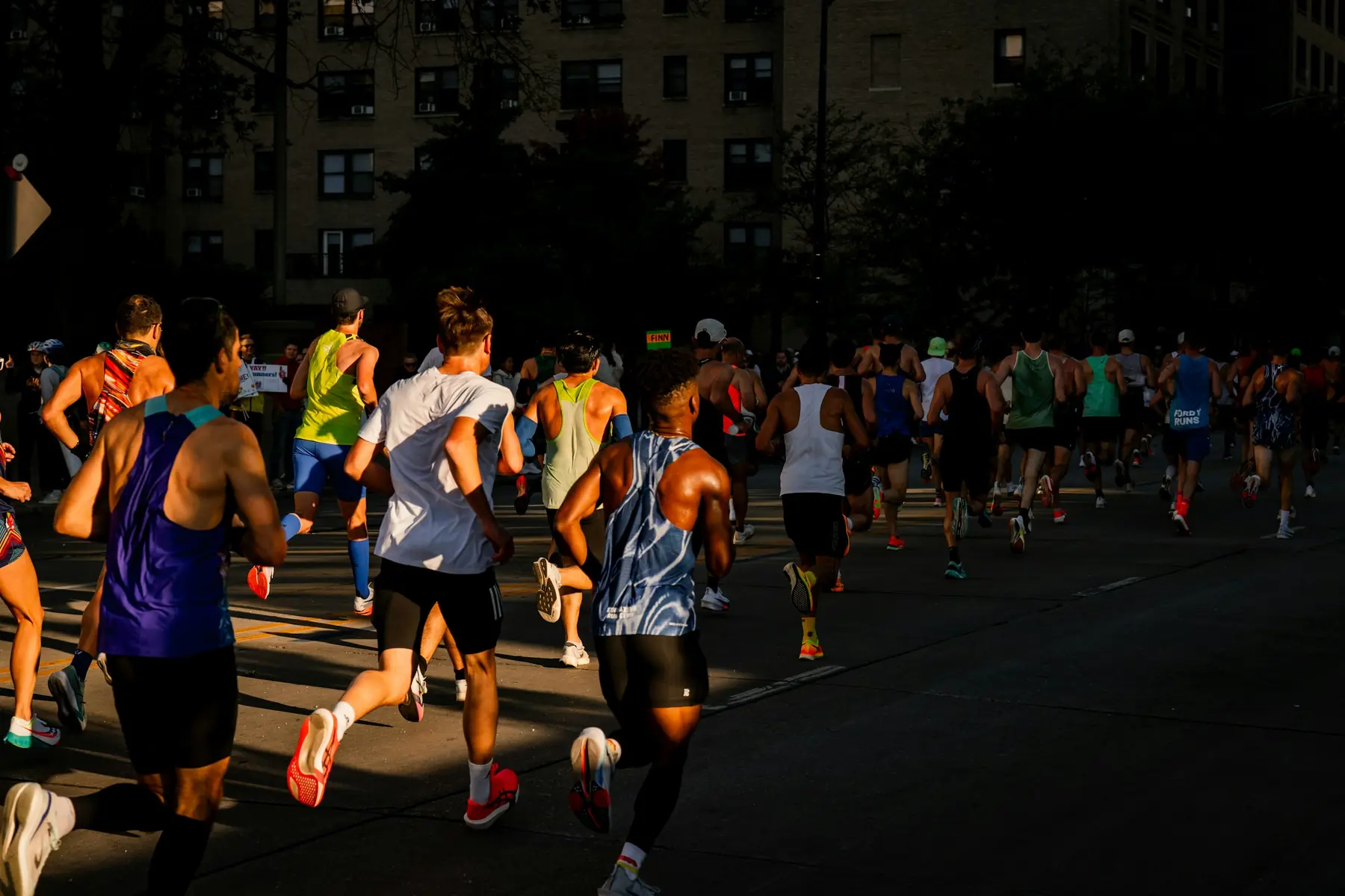 Läufer bei einem Stadtlauf am Abend