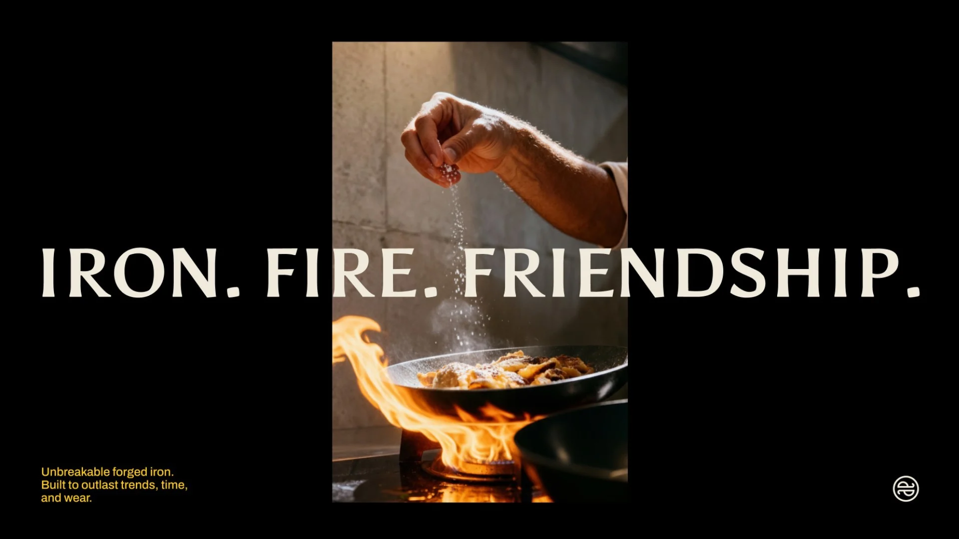 Kampagnenmotiv „Iron. Fire. Friendship.“ mit Pfanne über offener Flamme auf Schwarz