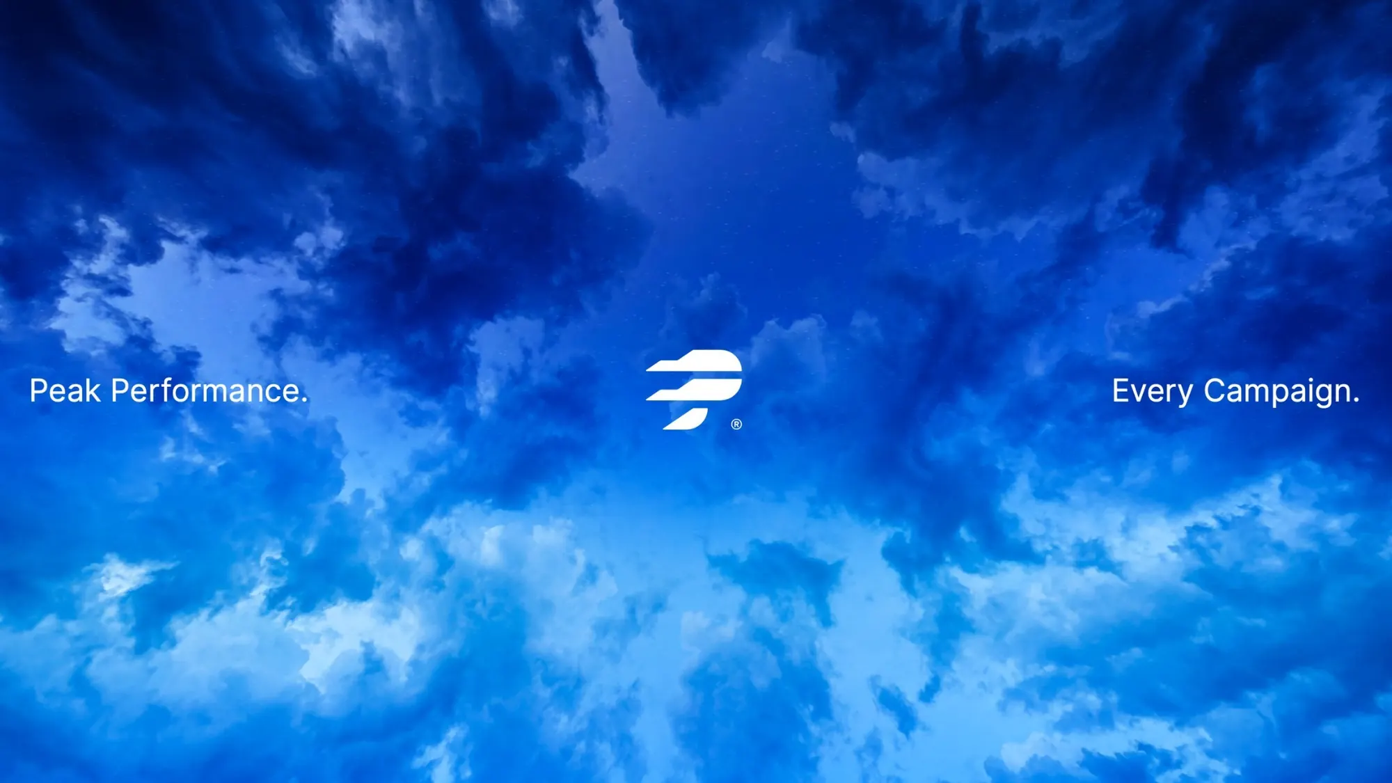 PeakBid-Kampagnenmotiv über den Wolken