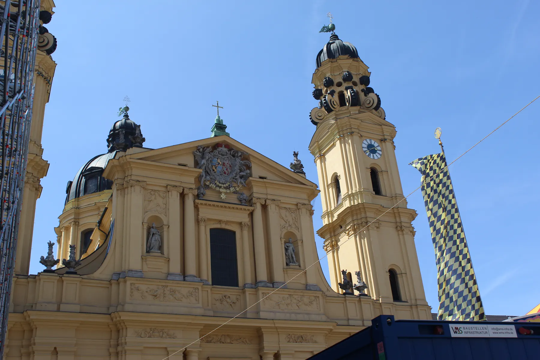 Theatinerkirche am Odeonsplatz in München bei blauem Himmel