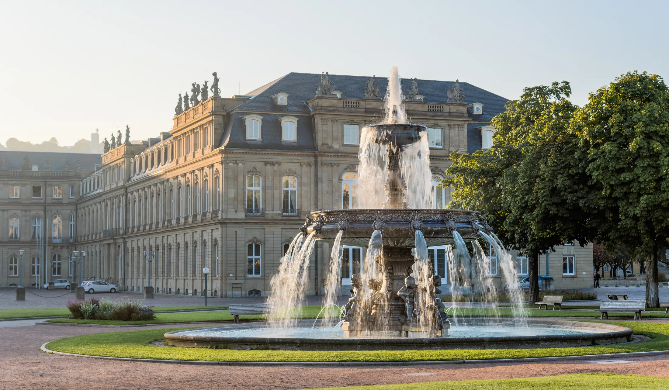 Neues Schloss und Springbrunnen am Stuttgarter Schlossplatz in der Morgensonne
