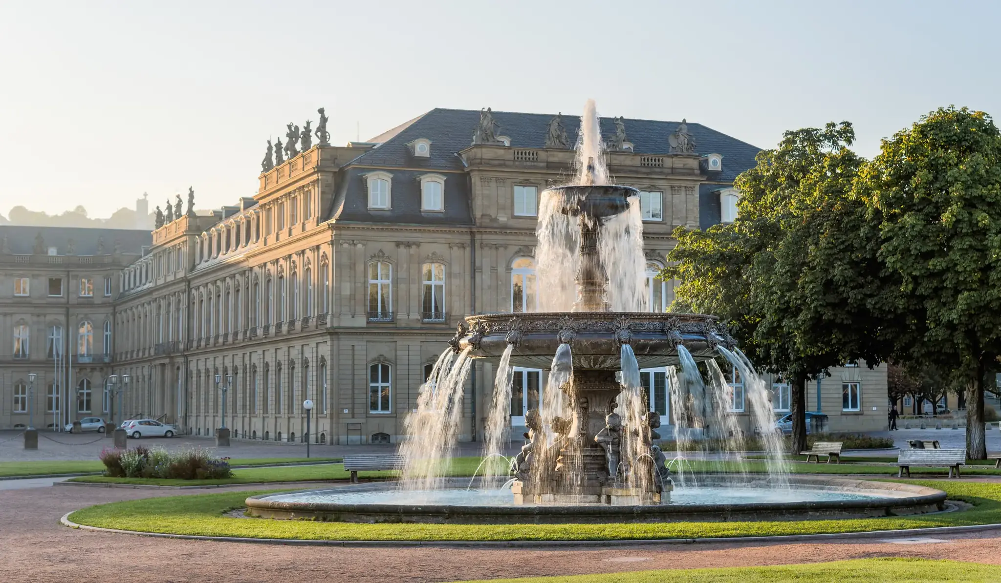 Neues Schloss und Springbrunnen am Stuttgarter Schlossplatz in der Morgensonne