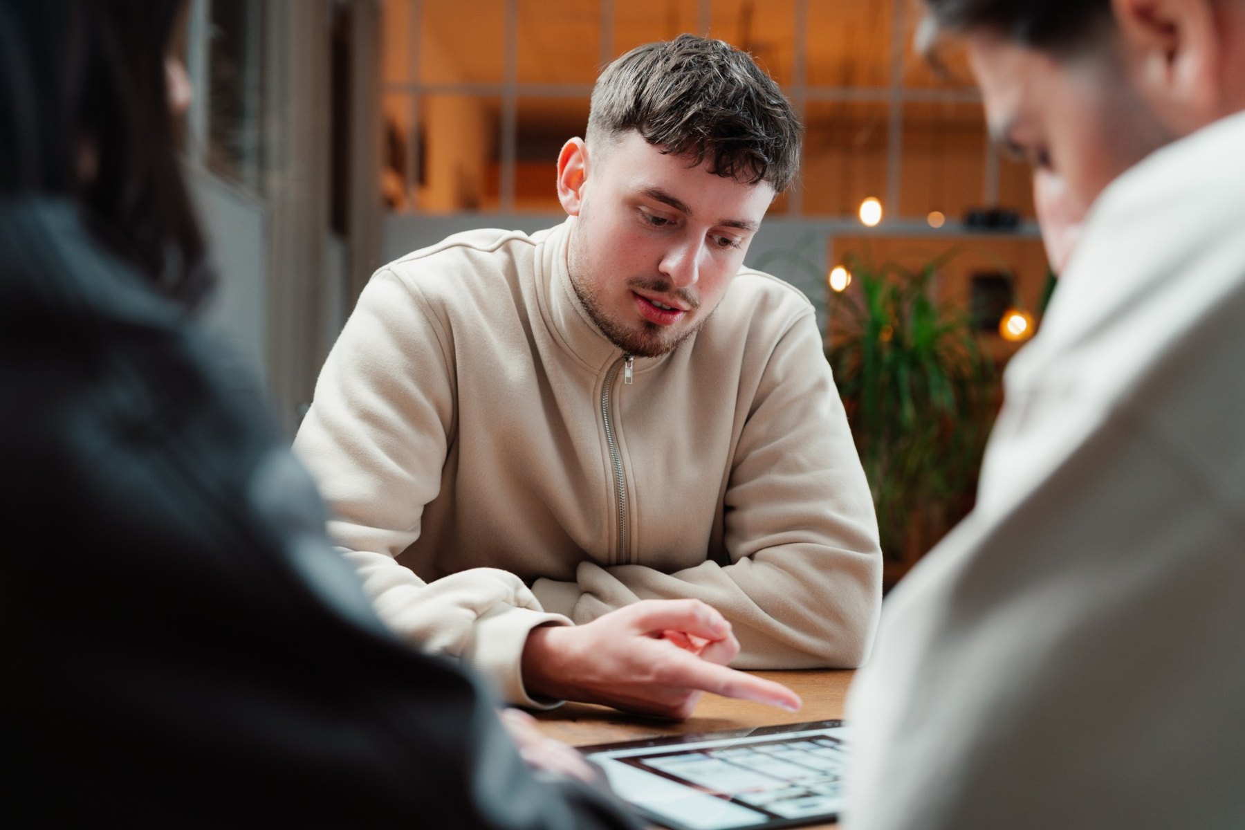 Jason von NextPercent erklärt einem Team den fertigen Shop