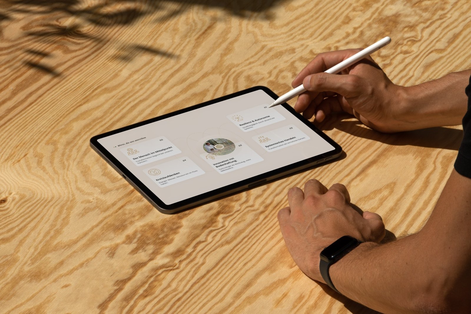 Shop-Entwürfe auf dem Tablet, aus dem NextPercent-Team