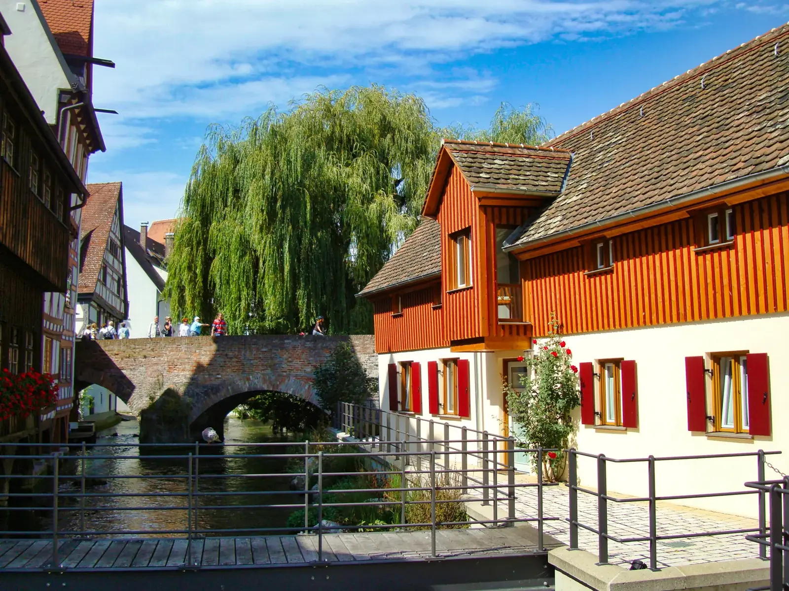 Fischerviertel in Ulm mit Steinbrücke über die Blau, Fachwerkhaus und Trauerweide bei Sonne