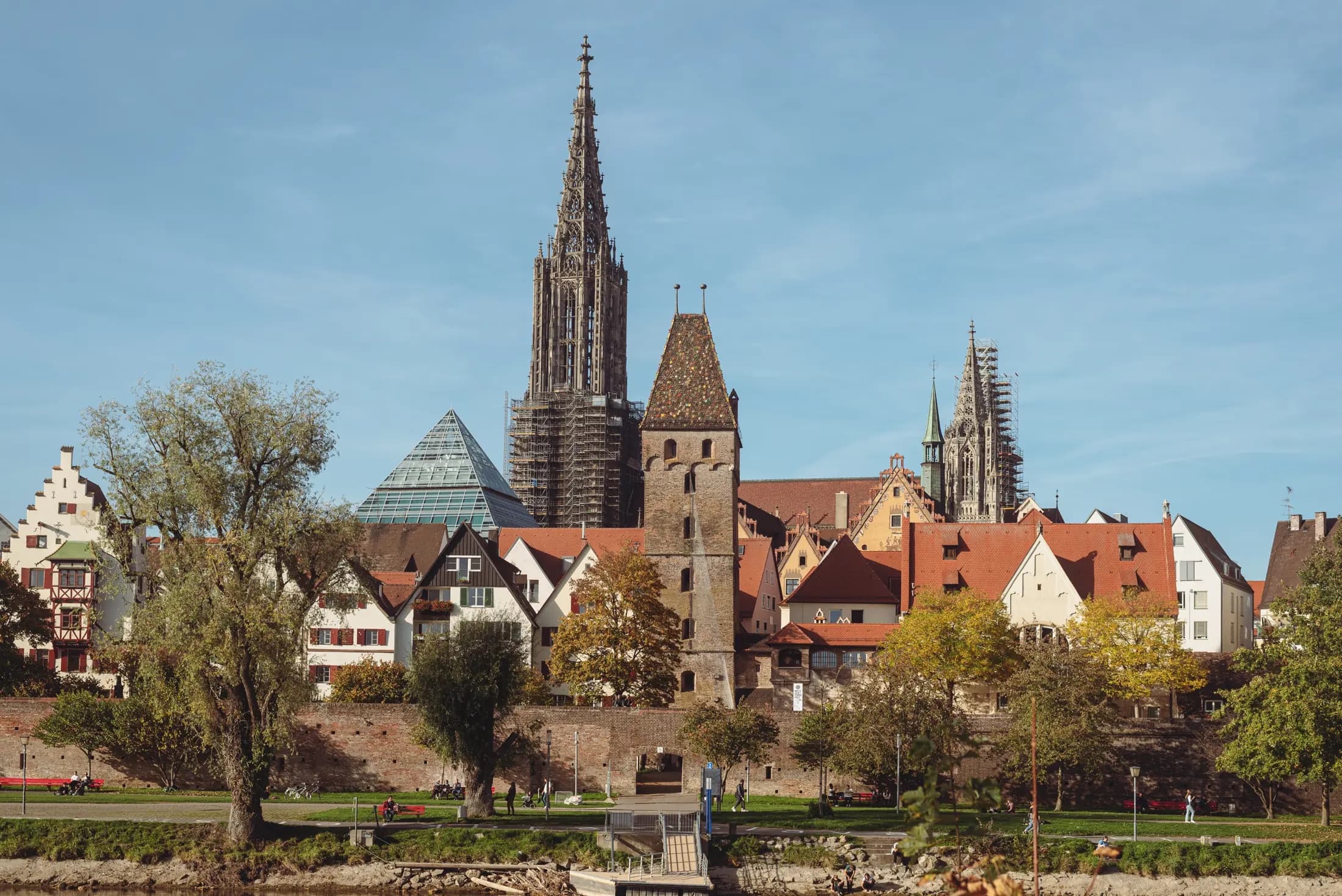 Ulmer Münster und Metzgerturm über der Donau bei Sonne und blauem Himmel