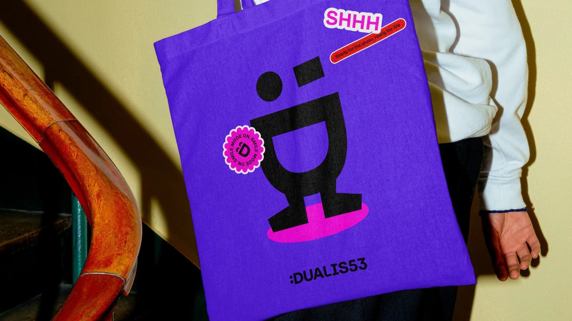 Dualis53: violette Tragetasche mit Figur aus dem D