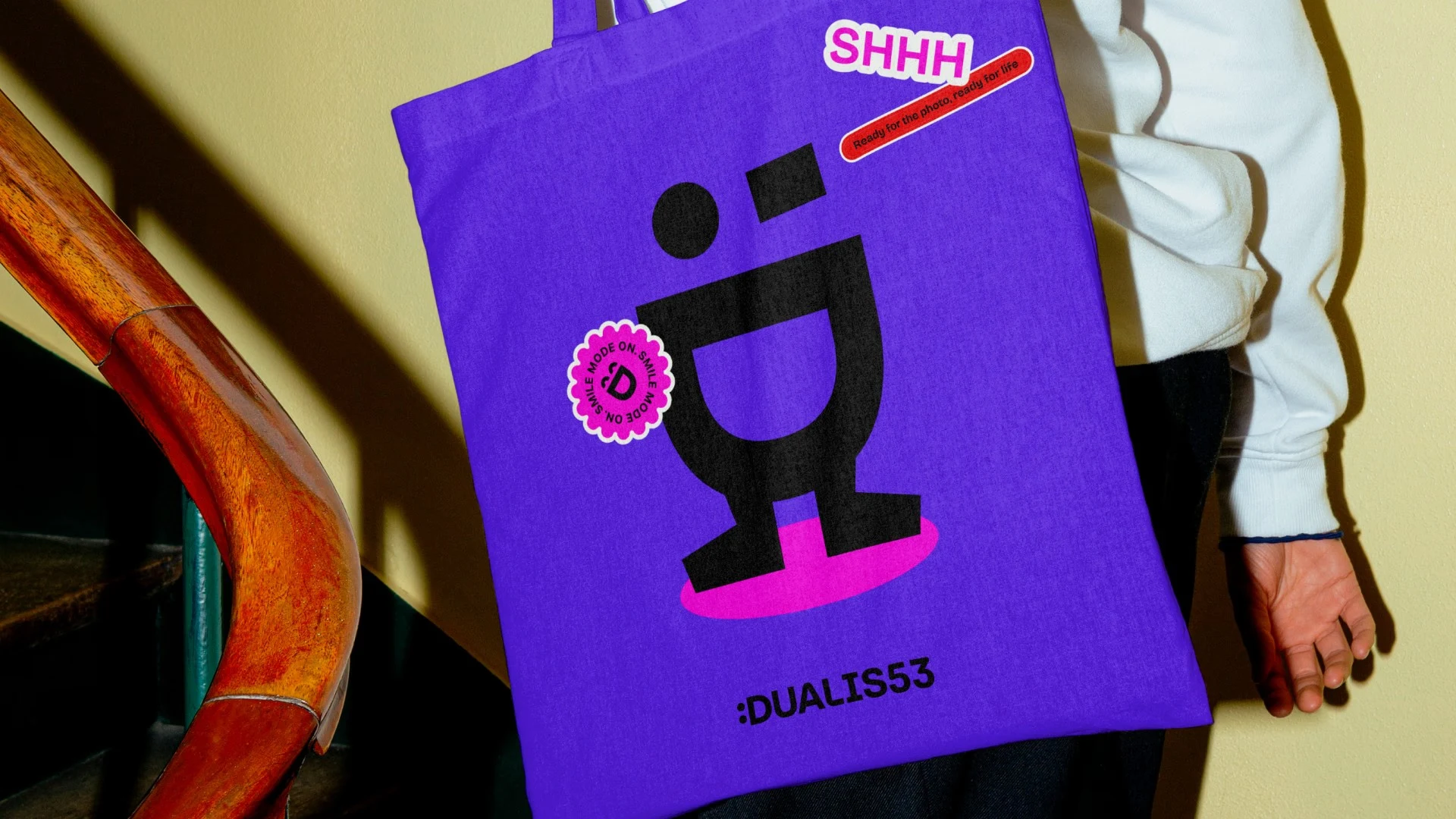Violette Dualis53-Stofftasche mit D-Figur
